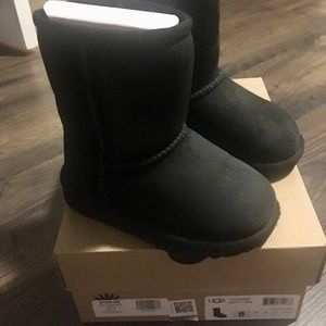 Toddler Uggs size 8, black.